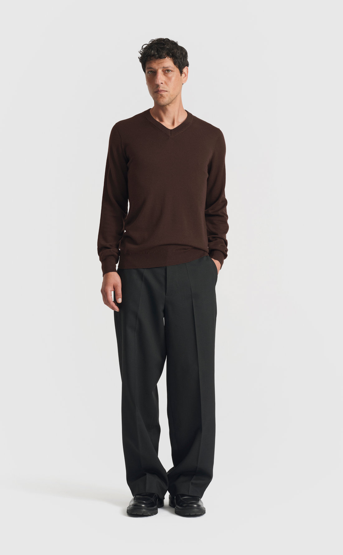 Merino V-Neck Pullover in Night Brown