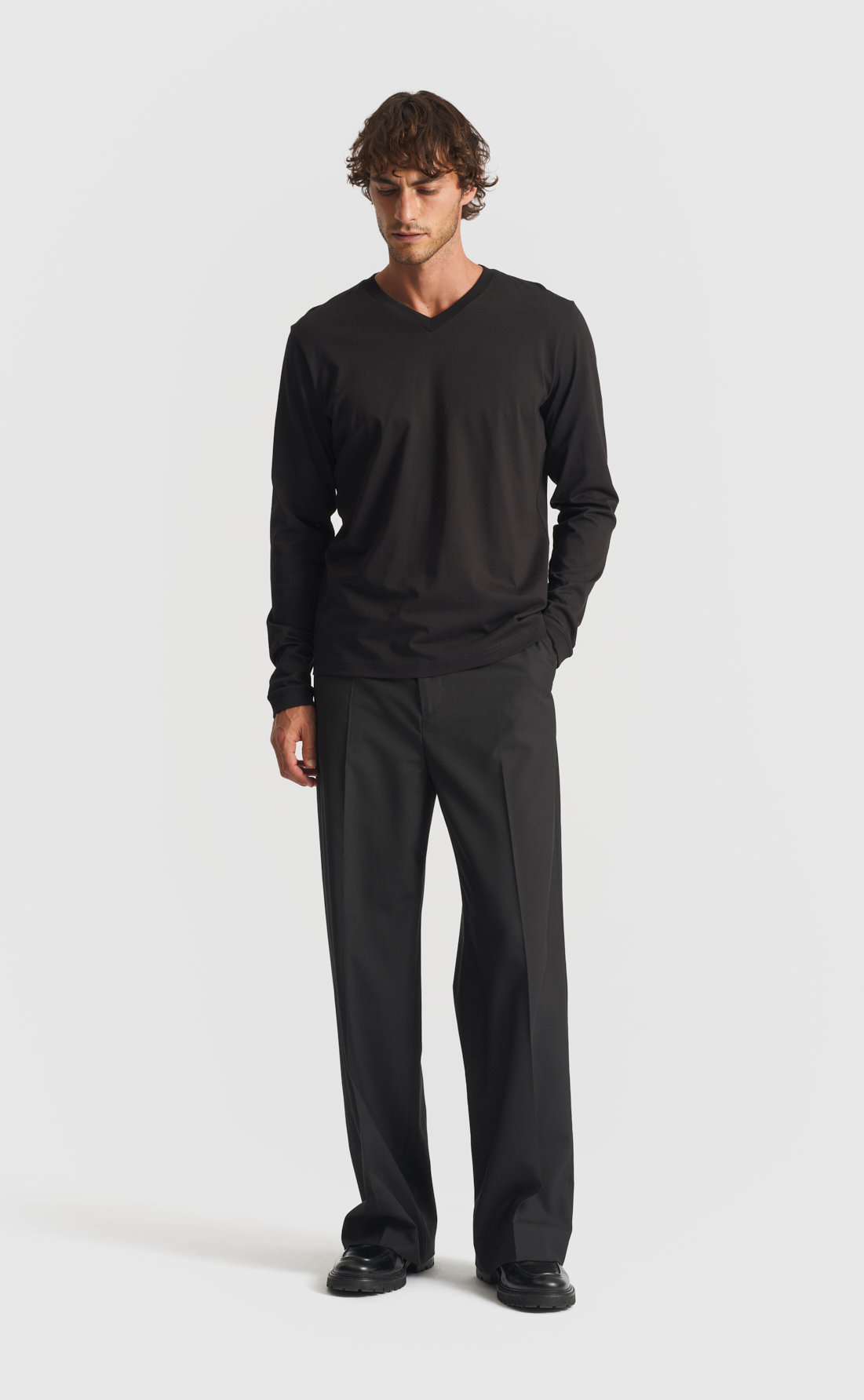 Cotton V-Neck T-Shirt / Long-Sleeve in Black