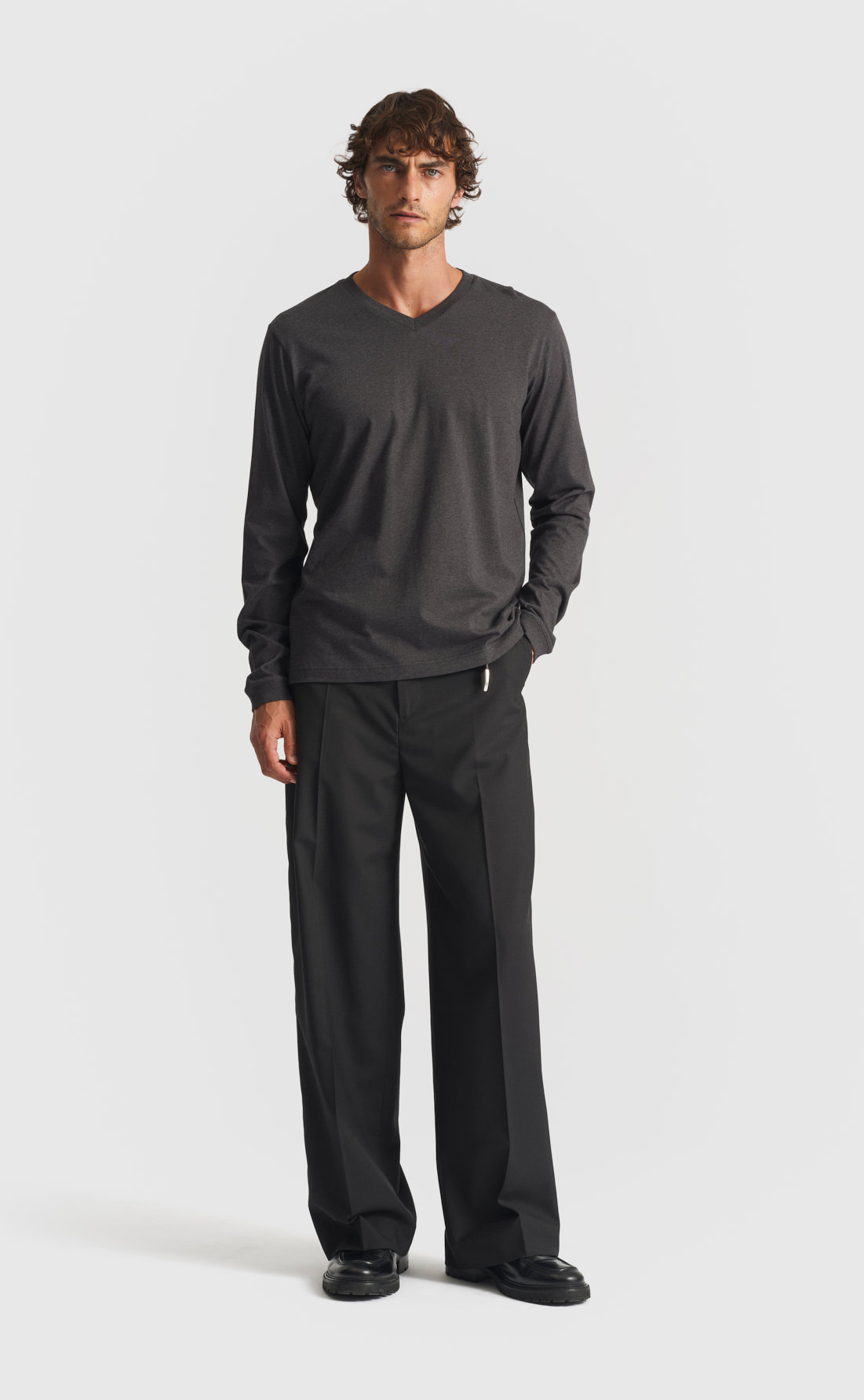 Cotton V-Neck T-Shirt / Long-Sleeve in Dark Grey