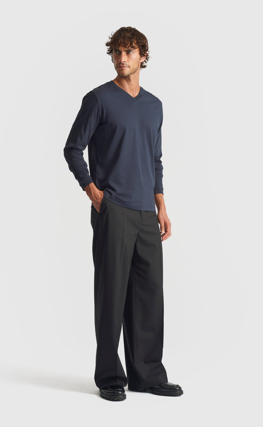 Cotton V-Neck T-Shirt / Long-Sleeve in Deep Blue
