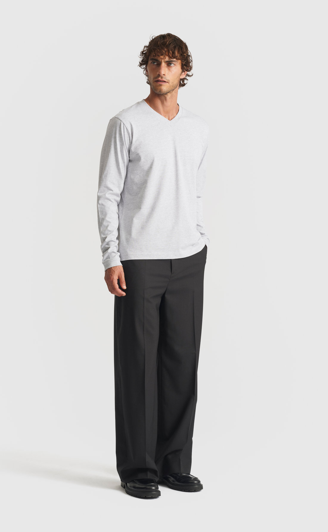 Cotton V-Neck T-Shirt / Long-Sleeve in Light Grey