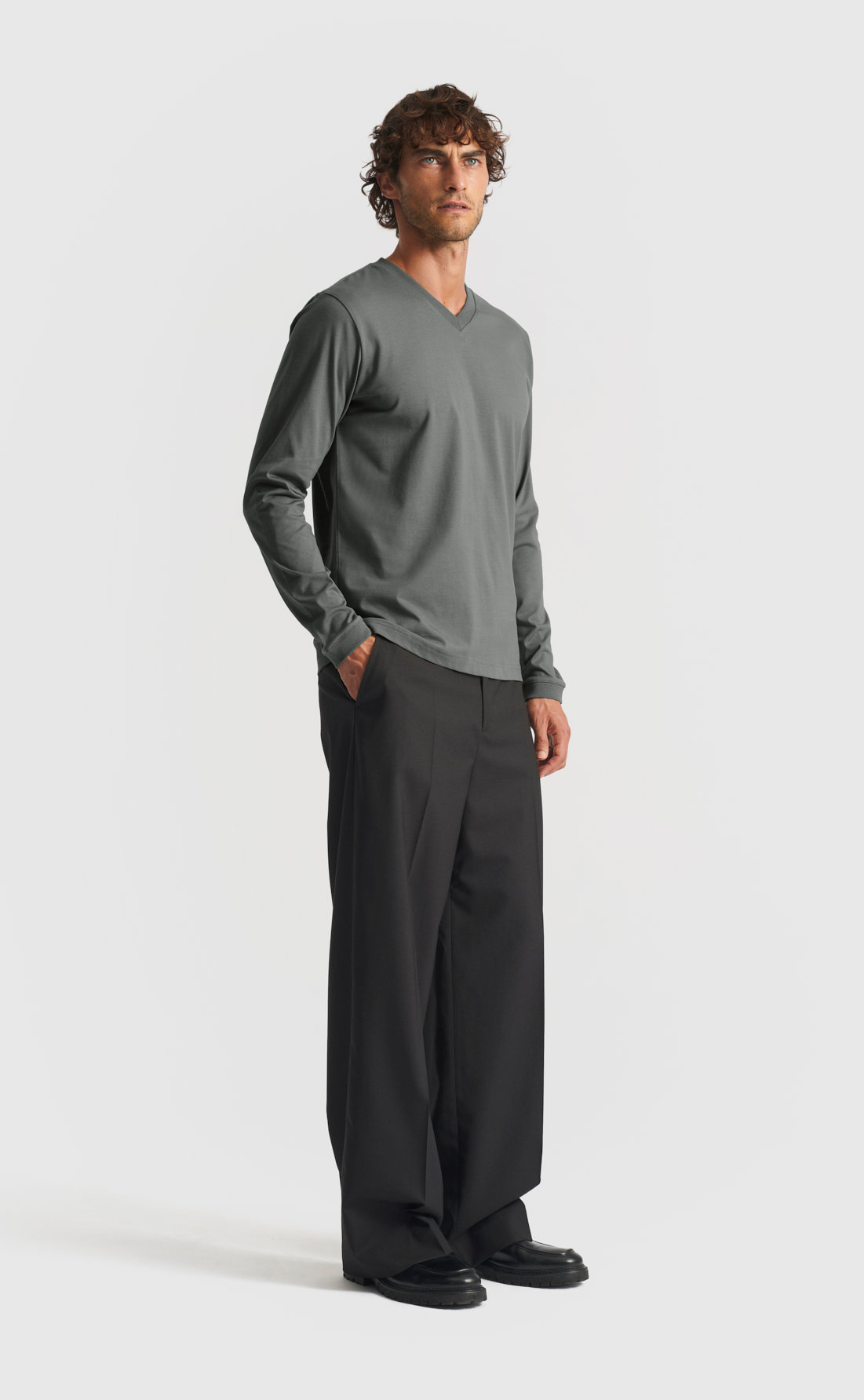 Cotton V-Neck T-Shirt / Long-Sleeve in Castor Grey