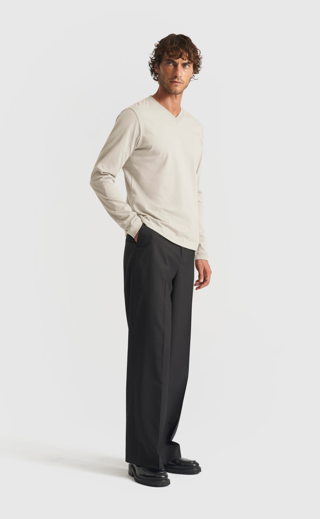 Cotton V-Neck T-Shirt / Long-Sleeve in White Onyx