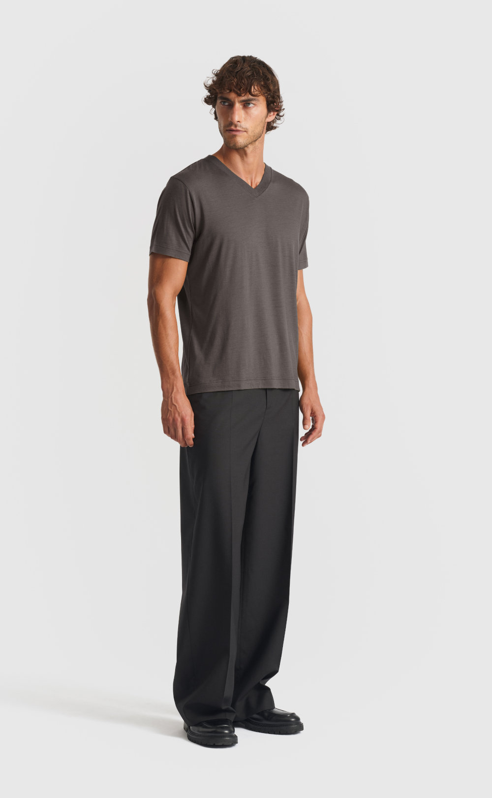 Wool V-Neck T-Shirt in Asphalt