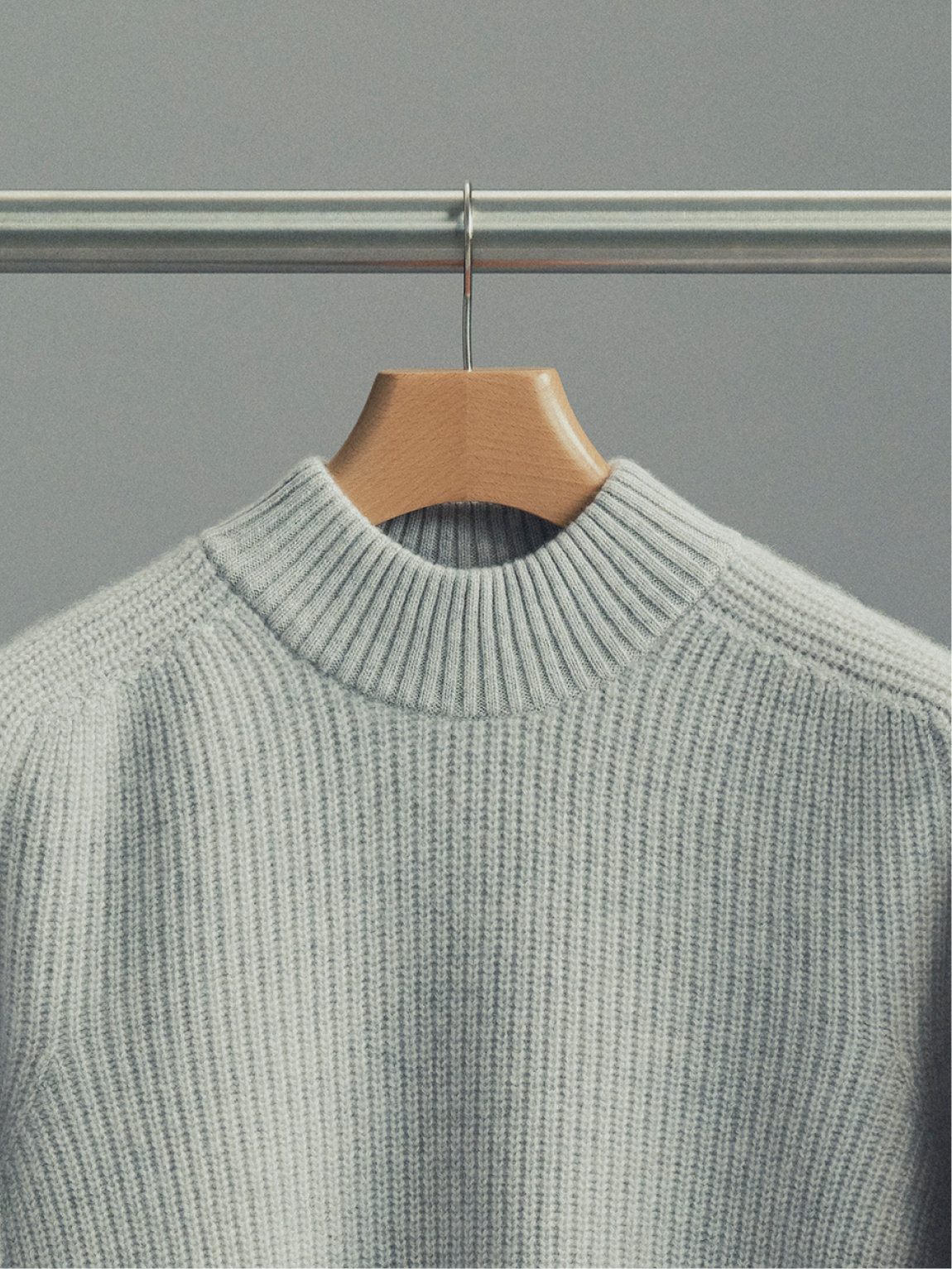 ACCENT NECKLINE